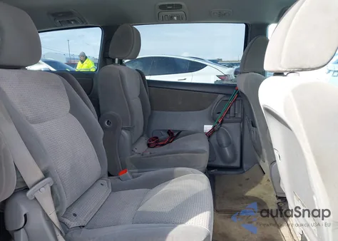 2010 Toyota Sienna Le z USA, uszkodzony, nr VIN 5TDKK4CC0AS306906